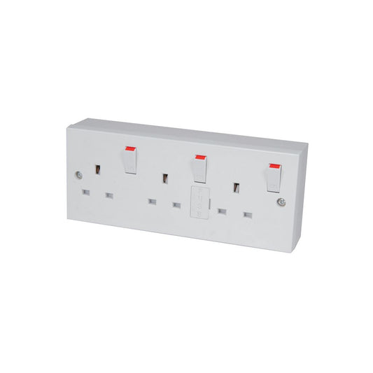 3 Gang Switched Fused Mains Socket - Switched/Fused Outlet, c/w Back box